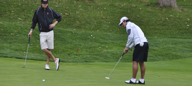 Sophomore+golfer+Kyle+Kmiecik+watches+his+putt+at+the+Jack+Nicklaus+Invitational+on+Oct.+11.+Photo+courtesy+of+Kent+State+Athletic+Department.
