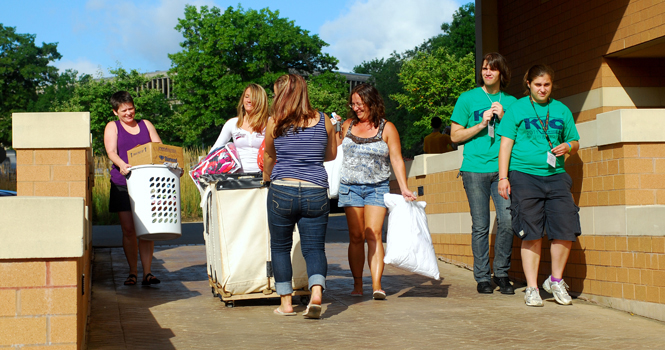 Moving+is+a+group+effort+for+Kent+students+moving+in+on+Thursday%2C+Aug.+25.+File+photo.
