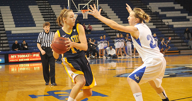 The Flashes fell to Buffalo 85-72 during the away game on Tuesday, Feb. 21. Photo by Alexa Strudler.