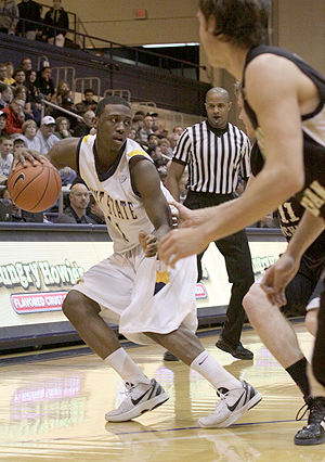 Kent State Guard Carlton Guyton makes his way through the Western Michigan defense during the Feb. 4 game at the MAC center. Photo by Brian Smith.