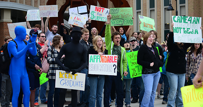 Students come together to protest against the new credit hour fee outside the library on April 12. Photo by Nancy Urchak.