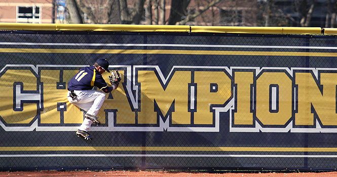 Senior+Outfielder+Joe+Koch+catches+the+last+hit+off+of+Niagara+at+Mural+Field+on+April+24.+The+Flashes+won+against+the+Purple+Eagles+8-4.+Photo+by+Brian+Smith.