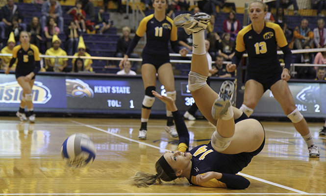 Sophomore+setter+Jenny+Buczek+falls+to+the+court+attempting+to+return+the+ball+during+a+3-0+loss+to+Akron+October+6+at+the+M.A.C.+Center.+The+Kent+State+volleyball+team+has+lost+8+of+its+last+10+matches.+Photo+by+SHANE+FLANIGAN.