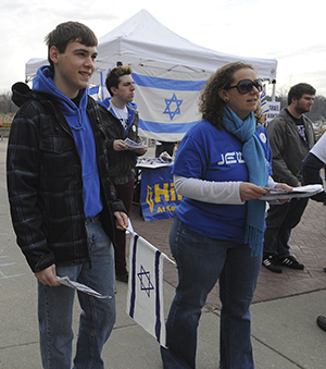 Bobby+Weitzner%2C+graduate+sociology+major+and+president+of+Golden+Flashes+for+Israel%2C+at+the+demonstration+on+Nov.+20.+Photo+by+Jacob+Byk.