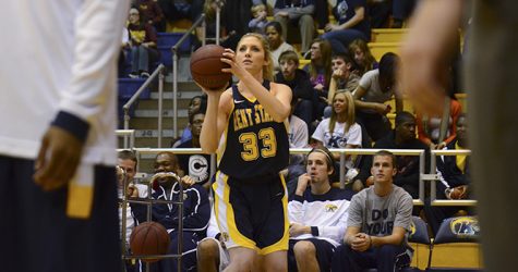 Center Leslie Schaefer tosses he ball during this years annual MACC Madness on Oct. 12. Photo by NANCY URCHAK.