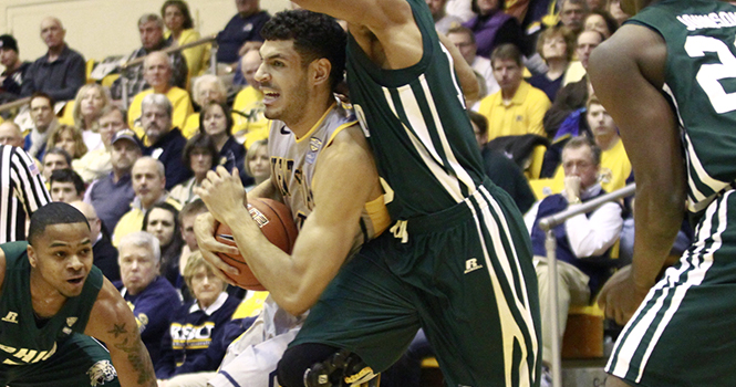 Ohio University wins the Golden Flashes in a 69-68 on Saturday night at the M.A.C. Center. Photo by YOLANDA LI