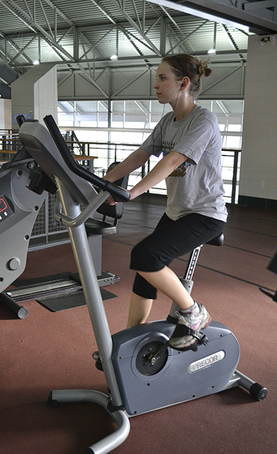 Kelly Matera, a senior chemistry major, works out at the recreational center on Jan 10. Photo by Chloe Hackathorn.
