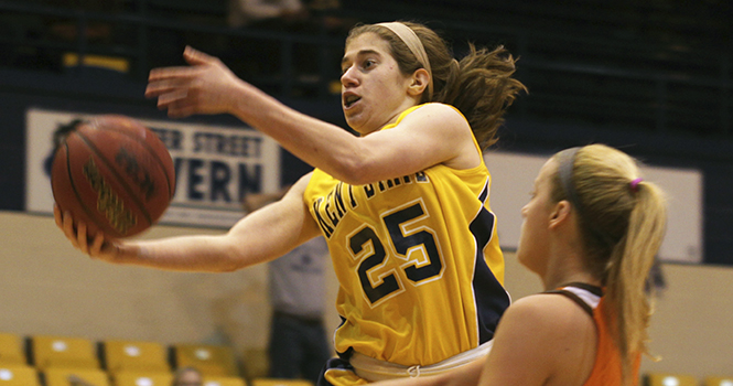 Freshman guard Rachel Mendelsohn drives the ball towards the basket during Kent States home game against Bowling Green on March 6. Kent lost the game 51-43. Photo by Melanie Nesteruk.