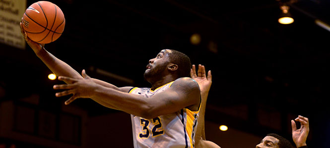 Kent State senior forward Melvin Tabb attempts a layup during Saturdays game on November 23. The game against Niagara completed the Flashes sweep of the Coaches vs. Cancer Classic. They won the game 102-97. Photo by Melanie Nesteruk.