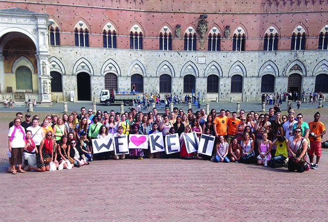 KSU+students+pose+for+photo+in+Florence%2C+Italy.