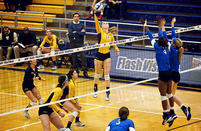 Kelsey+Bittinger%2C+outside+hitter%2C+spikes+the+ball+at+the+game+against+the+University+at+Buffalo+to+gain+a+point+Saturday%2C+Oct.+4%2C+2014.+The+Flashes+won%2C+3-0.