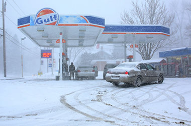 Gas+prices+below+two+dollars+a+gallon+have+hit+Northeast+Ohio+in+recent+weeks.+Despite+the+weather+on+Wednesday%2C+Jan.+7%2C+2015%2C+gas+stations+in+Kent+are+experiencing+no+shortage+in+customers.