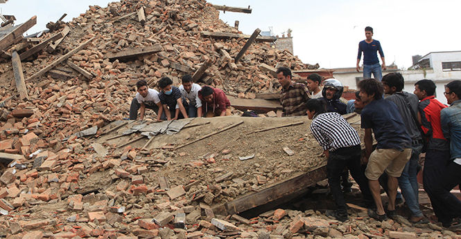 Rescuers+try+to+remove+the+debris+from+a+temple+at+Hanumandhoka+Durbar+Square+after+an+earthquake+in+Kathmandu%2C+Nepal%2C+on+Saturday%2C+April+25%2C+2015.+%28Sunil+Sharma%2FXinhua%2FZuma+Press%2FTNS%29
