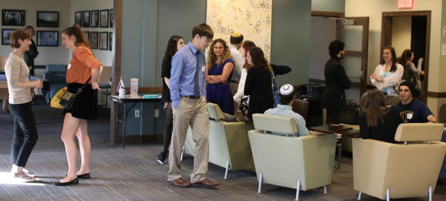 Students+mingle+in+the+lobby+of+The+Hillel+Cohn+Center+before+the+annual+Erev+Rosh+Hashanah%C2%A0service+on+Sunday%2C+Sept.+13%2C+2015.