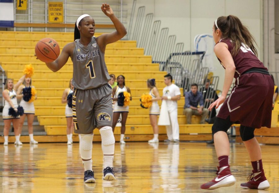 Forward Naddiyah Cross sets up a play during a game against Colgate University on Nov. 15, 2015. The Flashes won 76-71.