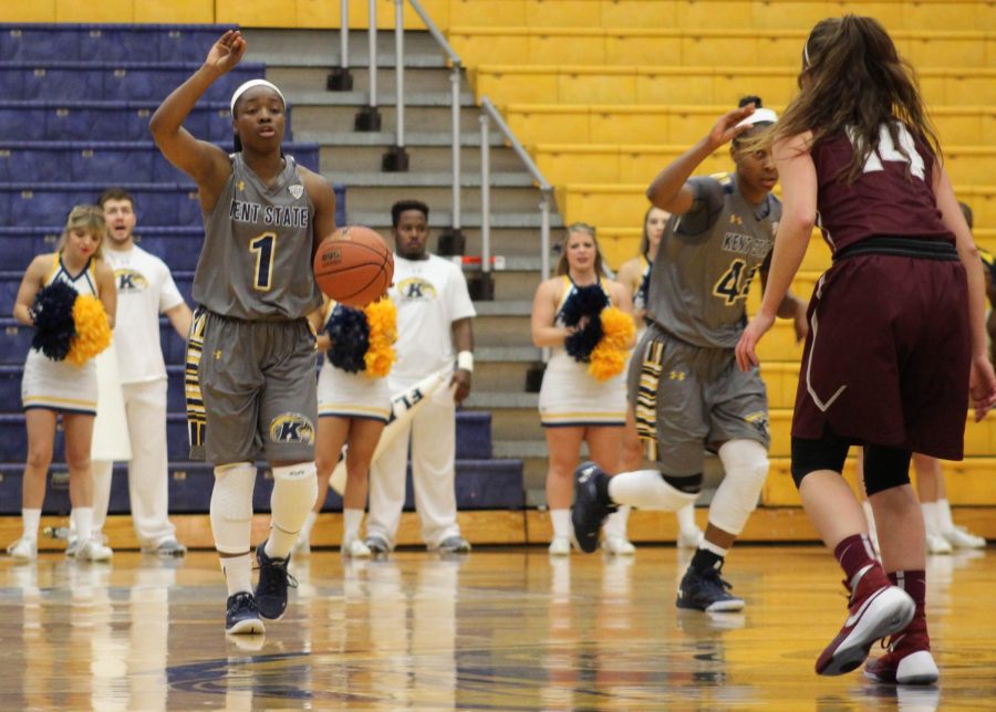 Sophomore+guard+Naddiyah+Cross+brings+the+ball+up+the+court+against+Colgate+on+Sunday+Nov.+15%2C+2015.