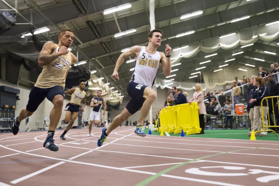 Junior+sprinter+Matthew+Tobin+races+around+the+track+in+a+heat+of+the+400-meter+dash+at+the+Kent+State+Fieldhouse.+The+Kent+State+men%E2%80%99s+team+lost+to+the+Akron+Zipps+82-68.+Jan.+22%2C+2016.