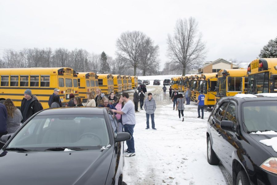Buses+and+parents+line+up+in+the+Franklin+Elementary+School+parking+lot+on+Ohio+43+to+evacuate+Roosevelt+High+School+students+after+a+bomb+threat+on+Friday%2C+March+4%2C+2016.