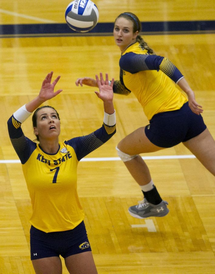 Clint Datchuk / The Kent Stater Senior Katarina Kojic sets the ball for her teammate. Kent State defeated Rob Morris University, 3-0, at the M.A.C. Center on Tuesday, Sept. 6, 2016.
