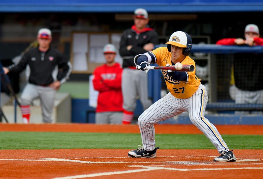 Kent+State+redshirt+senior+outfielder+Luke+Burch+attempts+to+bunt+the+ball+in+against+Youngstown+State+on+Tuesday+April+4%2C+2017.+Kent+would+go+on+to+lose+11-6+to+Youngstown.%C2%A0