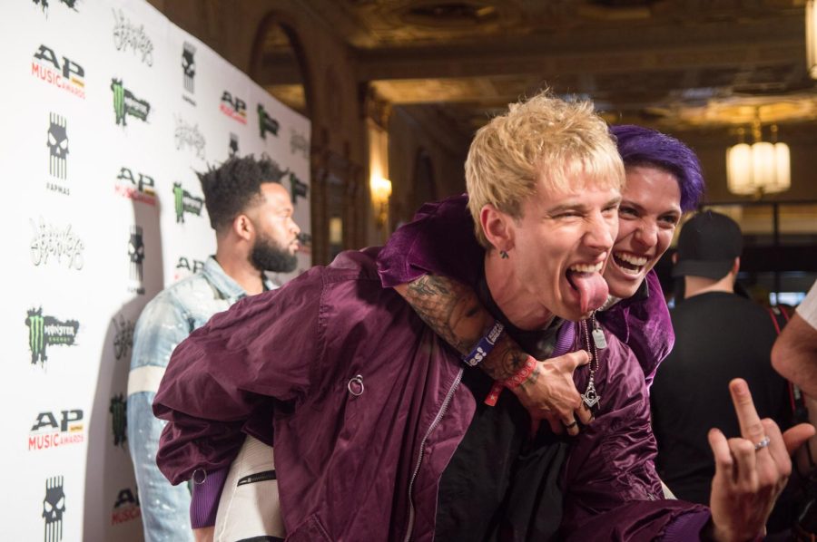 MGK poses for an AP reporter on the red carpet at the APMAs Monday, July 17, 2017.