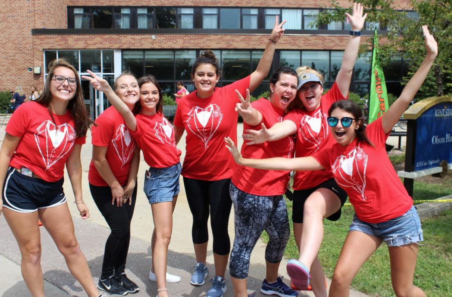 A group of Movers and Groovers pose for a portrait outside Olson Hall on Thursday, Aug. 24, 2017. Movers and Groovers helped students move in to their dorm rooms.