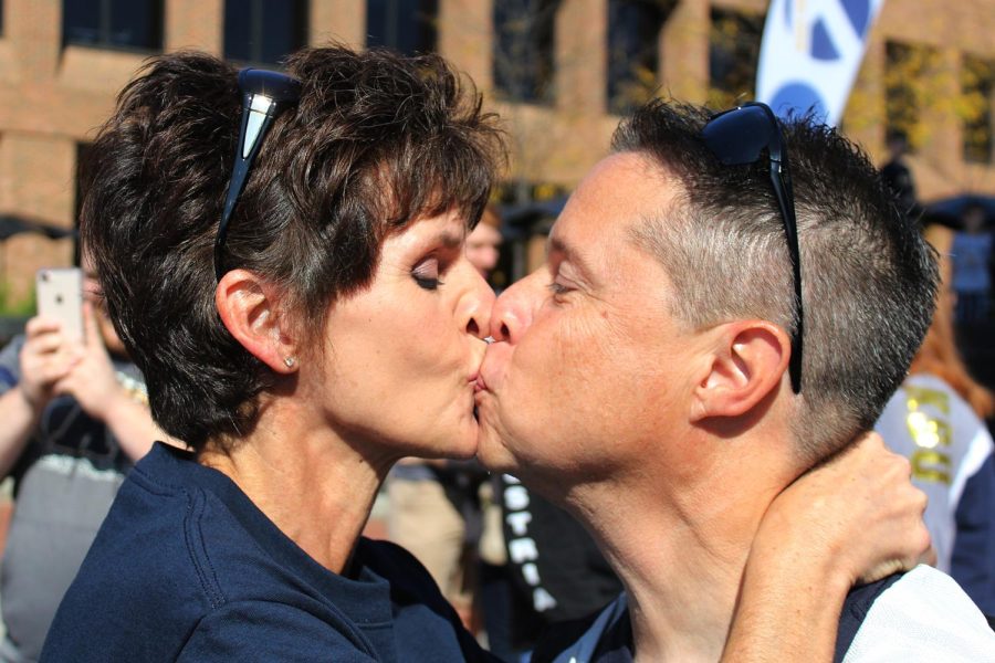 Kathy and Marc Blitz, Kent State alumni, kiss on Risman Plaza.