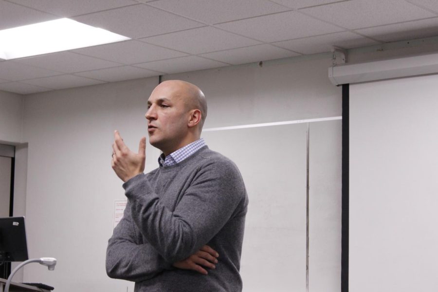 Ohio state Sen. Joe Schiavoni speaks to Kent State students and community members in Bowman Hall Tuesday, Nov. 28, 2017. Schiavoni is one of five Democratic candidates running for governor in the 2018 election.