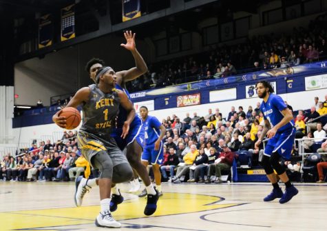 Adonis De La Rosa goes up for two of his 20 points in Kent States 82-79 win over Buffalo.