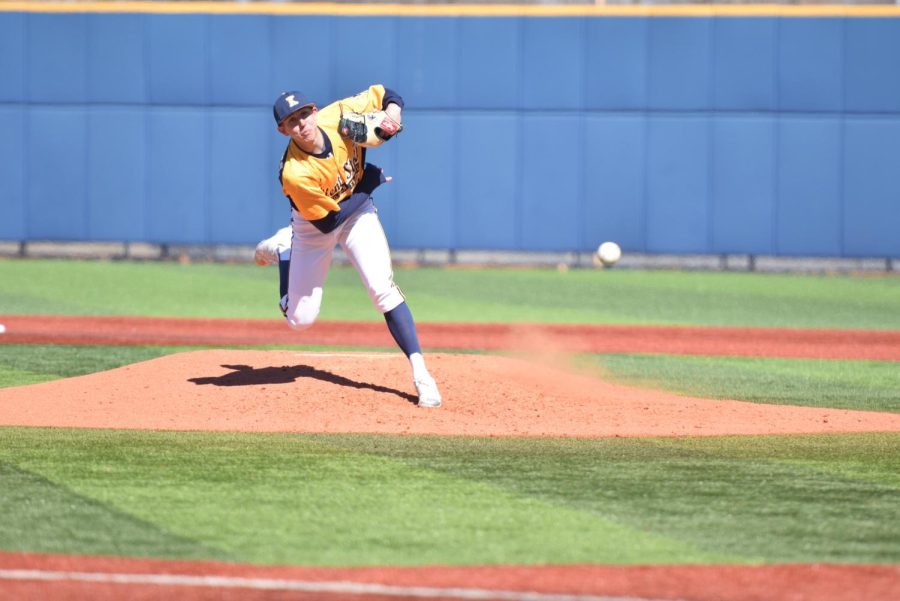 Kent State reliever John Matthews releases a pitch during the Flashes 7-2 loss to Ball State on March 25, 2018. 