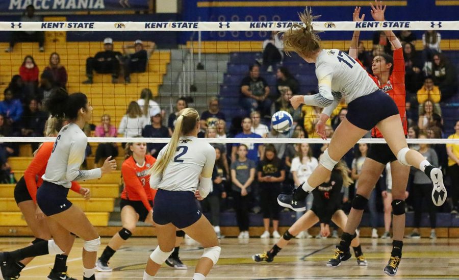 Outside+Hitter%2C+Kelsey+Bittinger%2C+Senior%2C+spikes+the+ball+against+Bowling+Green+State+University+on+Friday%2C+Sept.+29%2C+2017.+The+Flashes+lost+the+match+3-1.