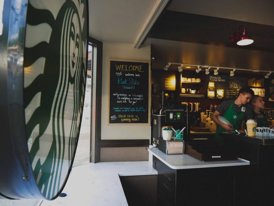 Starbucks+employees+prepare+drinks+for+patrons+at+the+Starbucks+on+E+Main+St.+on+September+4%2C+2018.