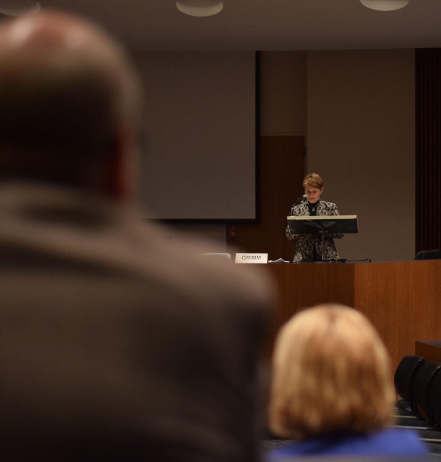 President Bev Warren delivers her remarks at the Faculty Senate meeting on Sep. 10, 2018.