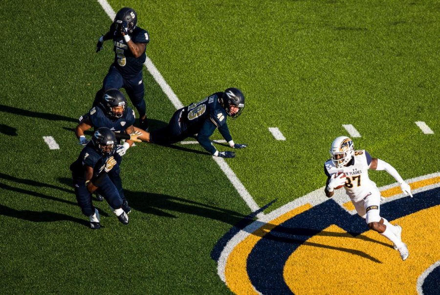 Kent State Wide Receiver Mike Carrigan (87) runs the ball forward with seconds left in the first half of Flashes matchup against Akron on Saturday. The Flashes lost, 24-23.