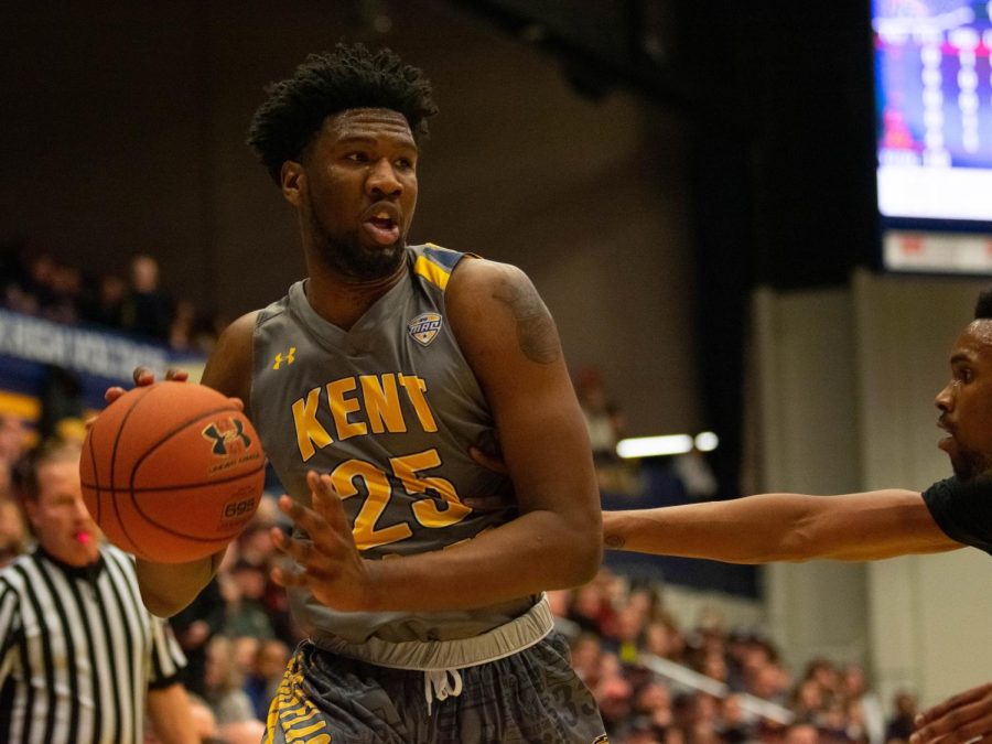 Senior Philip Whittington pushes past a defender during the first half of the Flashes matchup against Buffalo on Jan. 25. Kent State lost, 88-79.