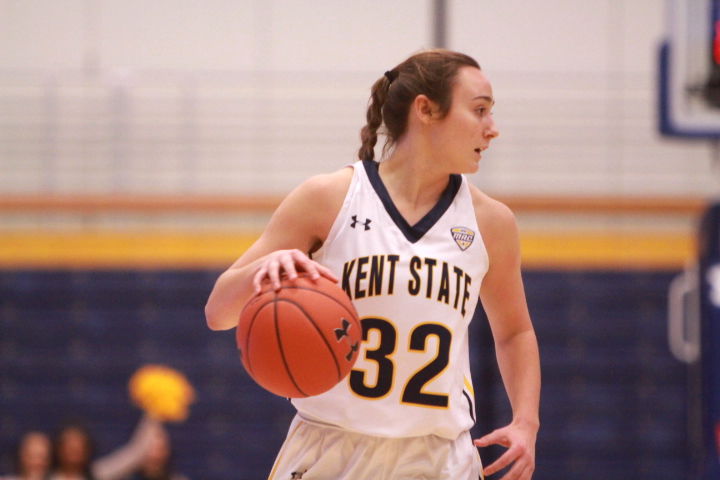 Freshman+guard+Hannah+Young+dribbles+during+the+first+half+of+Kent+States+matchup+against+NIU+on+Wednesday%2C+Jan+9%2C+2018.+Kent+State+won%2C+87-78.%C2%A0