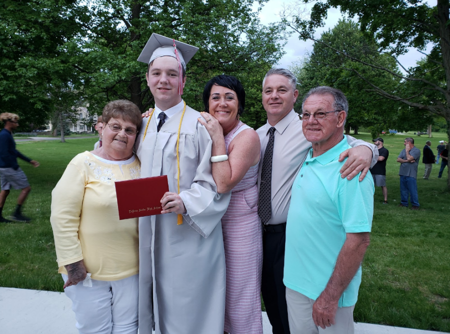 Tanner+Noble+with+his+parents+and+grandparents+during+his+LaBrae+High+School+graduation+ceremony+at+Packard+Music+Hall+on+Friday%2C+May+24%2C+2019.