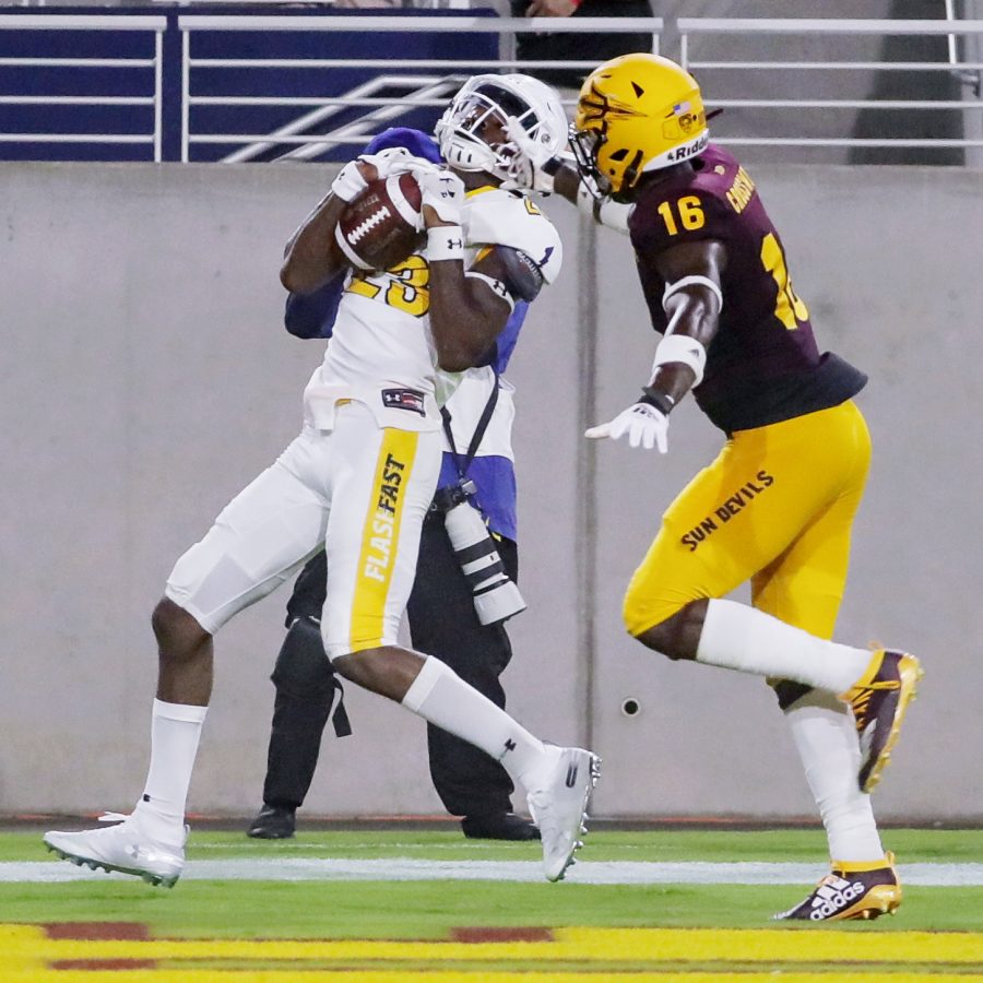TEMPE%2C+AZ+-+AUGUST+29%3A+Kent+State+Golden+Flashes+wide+receiver+Isaiah+McKoy+%2823%29+catches+a+touchdown+pass+during+the+college+football+game+between+the+Kent+State+Golden+Flashes+and+the+Arizona+State+Sun+Devils+on+August+29%2C+2019+at+Sun+Devil+Stadium+in+Tempe%2C+Arizona.