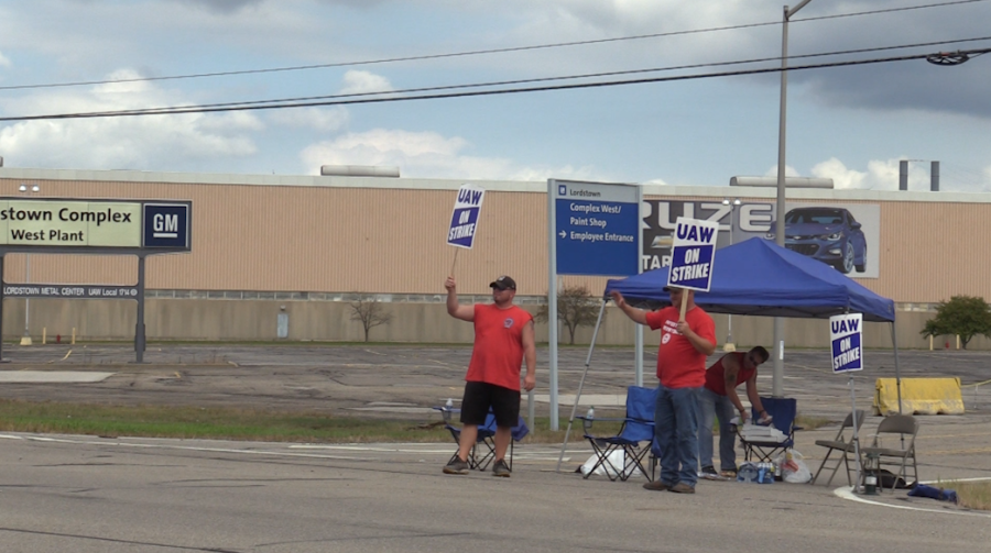 Members of the United Auto Workers Union Local 1112 strike outside of the Lordstown General Motors plant on September 16, 2019. 