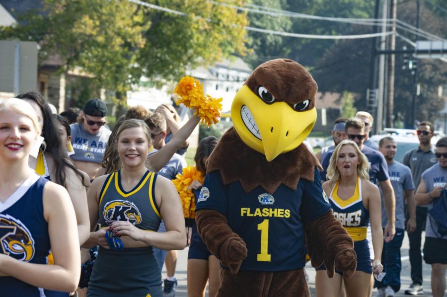 Flash+walks+with+the+Kent+State+cheerleaders+at+the+homecoming+parade+on+Sept.+21%2C+2019.