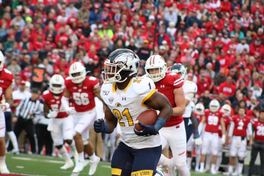 Freshman+running+back+Joachim+Bangda+runs+the+ball+during+Saturdays+48-0+loss+to+Wisconsin.+He+finished+with+eight+carries+for+32+yards.