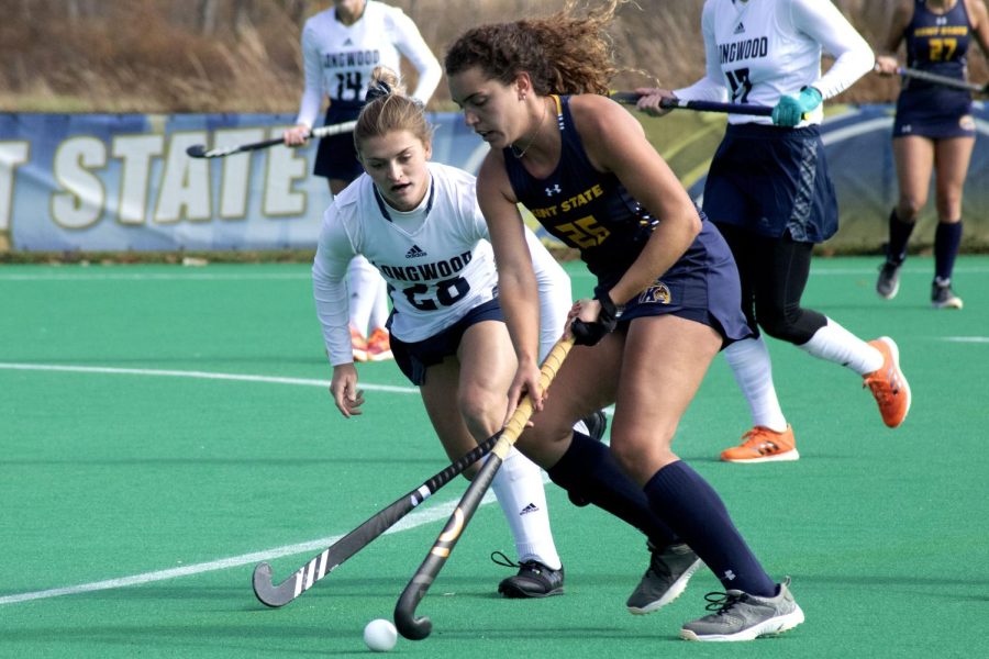 Clara+Rodriguez+Seto%2C+midfielder+and+number+26%2C+dribbles+the+ball+up+the+field+during+the+field+hockey+game+against+Longwood+University+on+Nov.+02%2C+2019.+The+Flashes+lost+during+double+overtime+2-1.