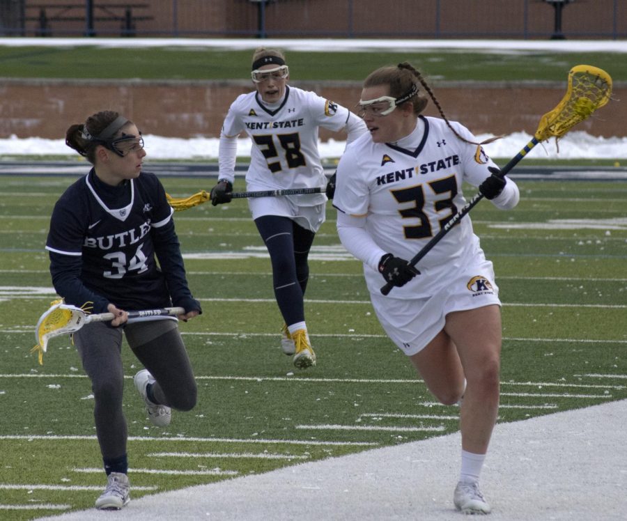 Sophomore+midfielder+Meghan+Cawood+%5B33%5D+cradles+the+ball+down+the+field+during+the+women%E2%80%99s+lacrosse+game+on+Feb.+28%2C+2020.+Kent+State+University+lost+18-9+against+Butler+University.