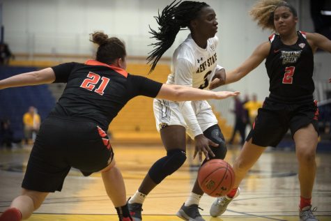 Sophomore Asiah Dingle (3) dribbles ball to the basket during first half of game on Wed. Feb. 5, 2020. Kent State University won 61-47 against Bowling Green State University.