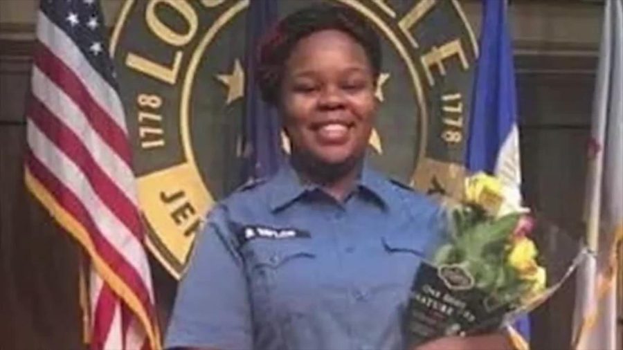 Breonna+Taylor%2C+26%2C+was+killed+during+a+police+raid+of+her+Kentucky+apartment.