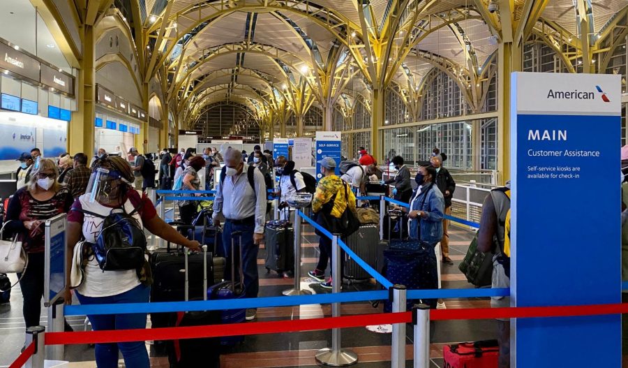 Passengers que at the American Airlines counter in Ronald Reagan National Airport on September 17, 2020, in Arlington, Virginia, amid the coronavirus outbreak (Photo by Daniel SLIM / AFP) (Photo by DANIEL SLIM/AFP via Getty Images)