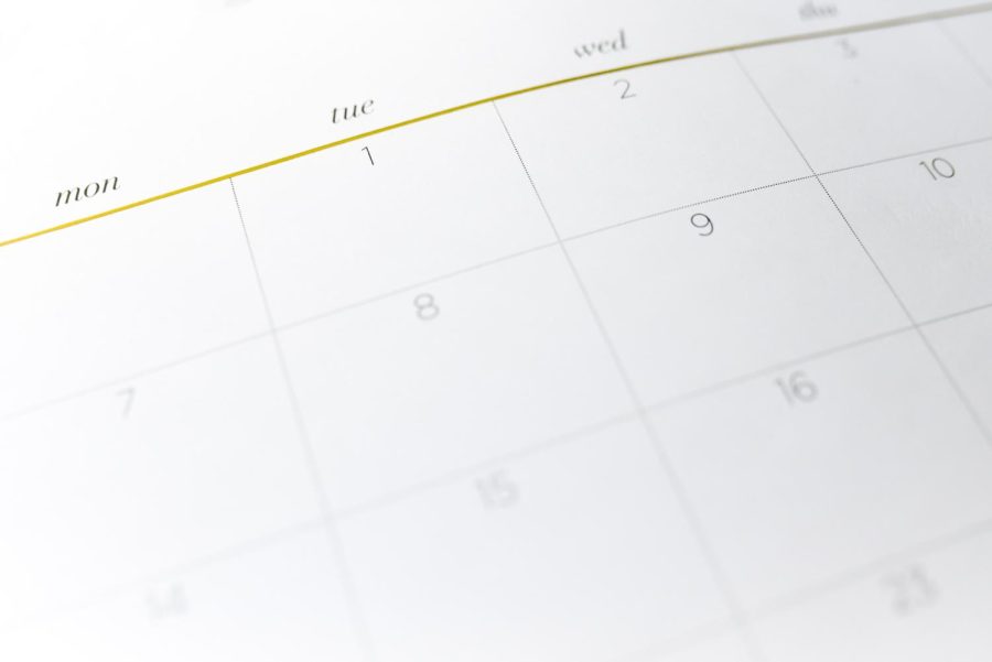 Using a calendar to schedule out your busy week will help you keep track of meeting times. 