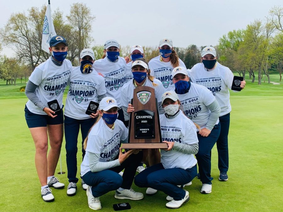 The+Kent+State+women%E2%80%99s+golf+team+poses+with+their+2021+MAC+Championship+trophy.+No+other+team+has+ever+won+the+MAC.