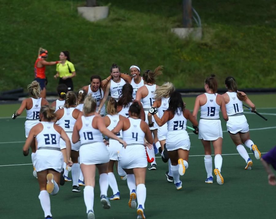 The Kent State womens field hockey team celebrates their 2-1 overtime win against Syracuse in Syracuse, NY on Sept. 4, 2021. 