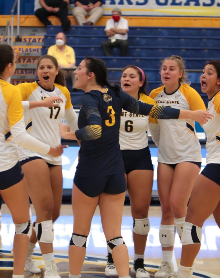 The+Kent+State+womens+volleyball+team+celebrates+winning+a+point+during+the+volleyball+match+against+Youngstown+University+on+Sept.+16%2C+2021.+The+Flashs+beat+Youngstown+3-1.
